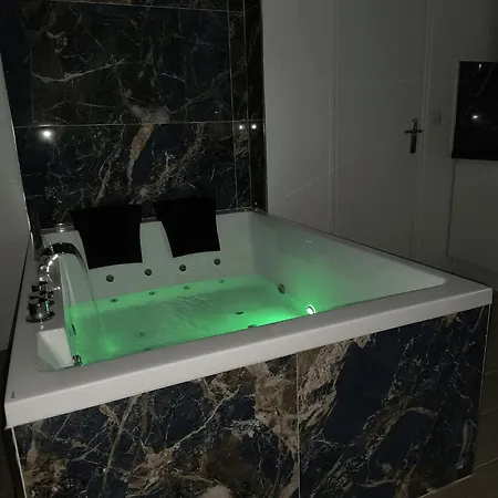Cle Des Etoiles - Avec Jacuzzi Apartment Montreuil (Seine-Saint-Denis)